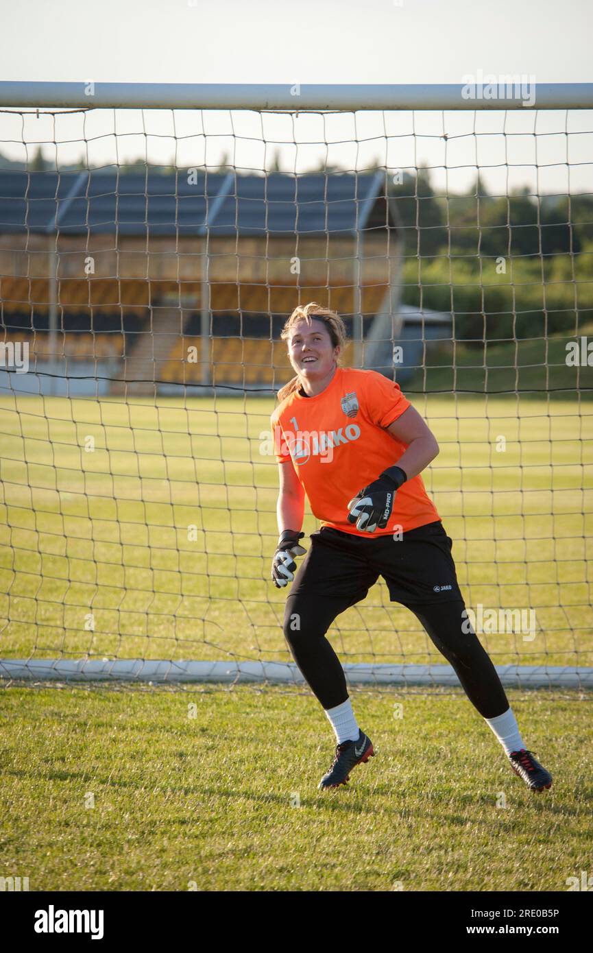 London Bees Training presso i campi di allenamento Hive di Harrow, squadra di calcio femminile. Sarah Quantrill è la portiere Foto Stock