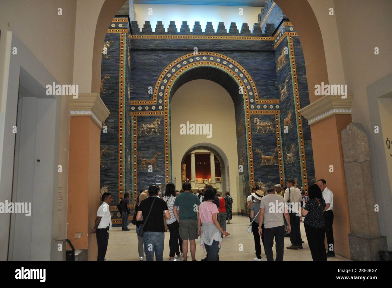 Berlino, Germania. 8 giugno 2023. La porta di Ishtar babilonese al Museo di Pergamo, nella foto dell'8 giugno 2023, sull'Isola dei Musei di Berlino, in Germania. Uno dei musei più visitati di Berlino, chiuderà completamente per quattro anni alla fine di ottobre 2023 per lavori di ristrutturazione. Non sarà completamente aperto fino al 2037. Crediti: Ales Zapotocky/CTK Photo/Alamy Live News Foto Stock