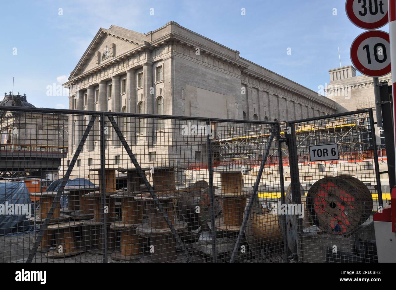 Berlino, Germania. 8 giugno 2023. Il Museo di Pergamo, raffigurato l'8 giugno 2023, sull'Isola dei Musei di Berlino, in Germania. Uno dei musei più visitati di Berlino, chiuderà completamente per quattro anni alla fine di ottobre 2023 per lavori di ristrutturazione. Non sarà completamente aperto fino al 2037. Crediti: Ales Zapotocky/CTK Photo/Alamy Live News Foto Stock
