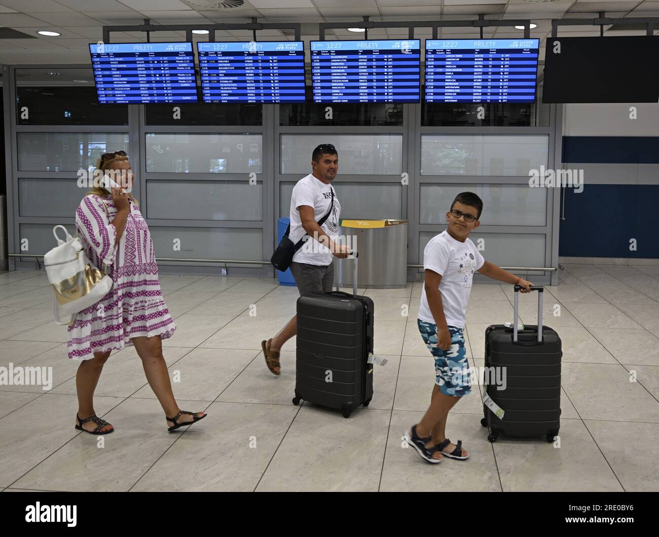 Praga, Repubblica Ceca. 24 luglio 2023. I turisti cechi ritornano con un volo di linea dall'isola greca di Rodi a causa di incendi devastanti all'aeroporto Vaclav Havel di Praga, Repubblica Ceca, 24 luglio 2023. Crediti: Michal Krumphanzl/CTK Photo/Alamy Live News Foto Stock