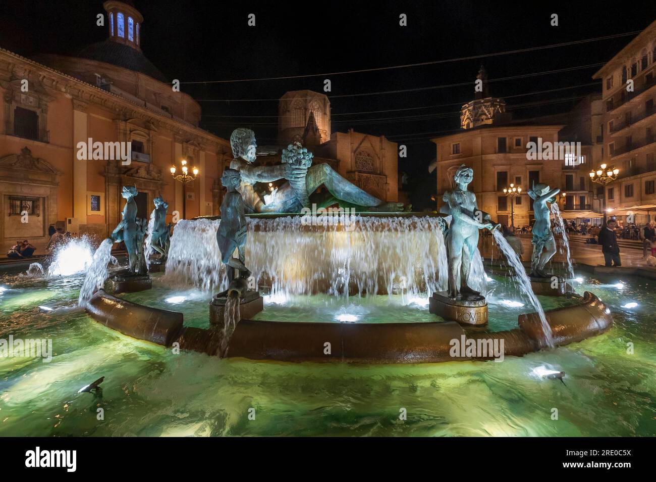 Der Turia-Brunnen auf der Plaza de la Virgen (Platz der Jungfrau). Die Skulptur zeigt Neptun. Der Brunnen ist auch als Fuente del Tribunal De Aguas be Foto Stock