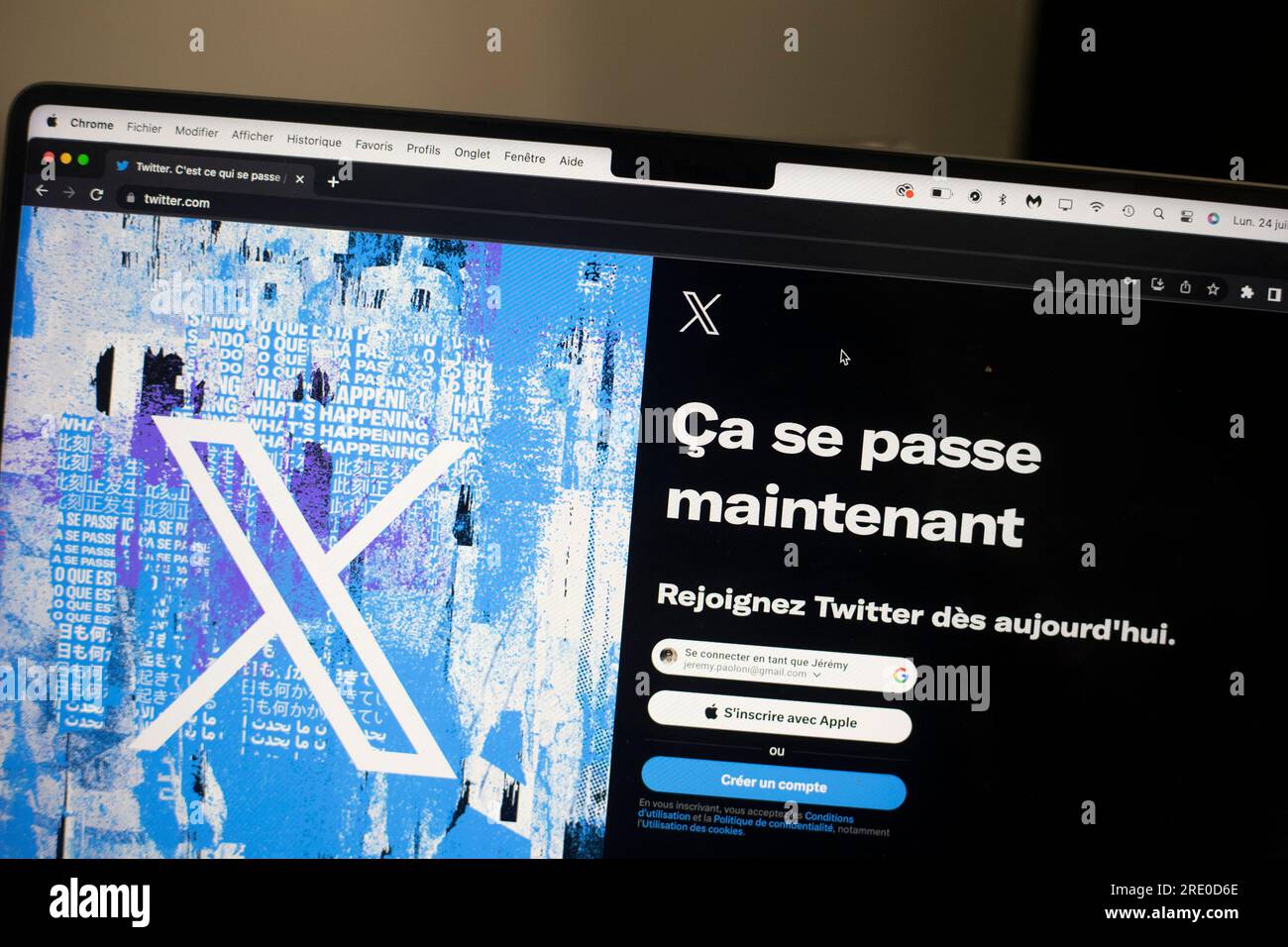 Il nuovo logo "X" di Twitter. Parigi, Francia, lunedì 24 luglio 2023. Twitter ha lanciato il suo nuovo logo lunedì, sostituendo l'uccello blu con una X bianca su sfondo nero mentre l'azienda si muove verso il rebranding come X. il sito Web del social media mostrava il nuovo logo dell'azienda, Ma il suo URL era ancora visualizzato come twitter.com e il pulsante blu 'Tweet' era visibile. Alcuni utenti hanno visto una versione blu del logo X, suggerendo che l'implementazione non era ancora stata completata. Foto di Jeremy Paoloni/ABACAPRESS.COM Foto Stock