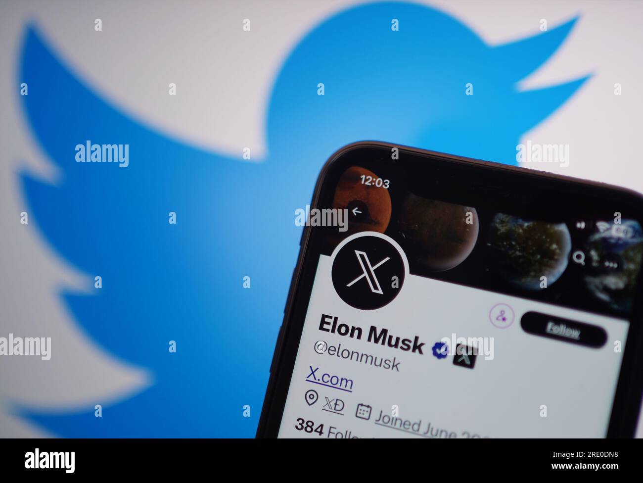 Un telefono visualizza l'account Twitter di Elon Musk, con il nuovo logo di Twitter e l'indirizzo del sito X.com. Twitter ha sostituito il famoso logo Bird della piattaforma di social media con una X come parte dei piani del proprietario Elon Musk di creare un'app "Everything". Data immagine: Lunedì 24 luglio 2023. Foto Stock