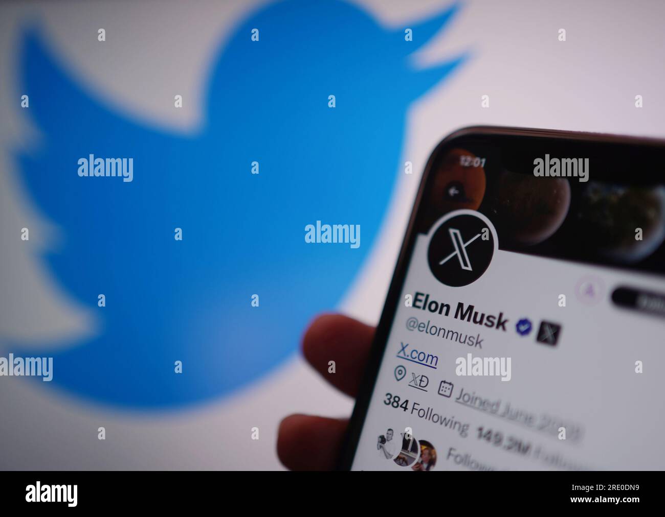 Un telefono visualizza l'account Twitter di Elon Musk, con il nuovo logo di Twitter e l'indirizzo del sito X.com. Twitter ha sostituito il famoso logo Bird della piattaforma di social media con una X come parte dei piani del proprietario Elon Musk di creare un'app "Everything". Data immagine: Lunedì 24 luglio 2023. Foto Stock