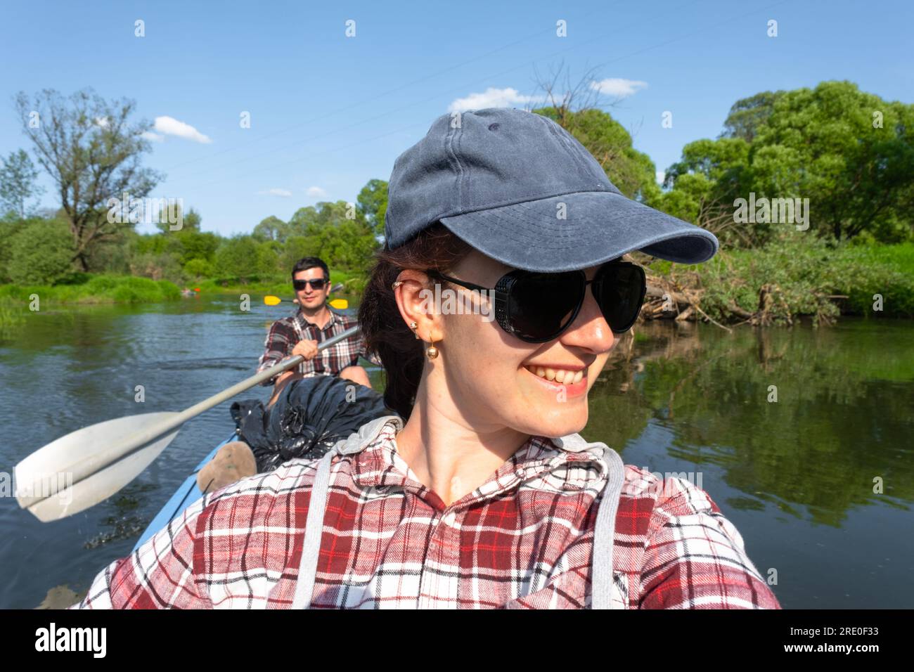 Coppie di uomini e donne, i selfie sono felici in una gita in kayak per tutta la famiglia in barca a remi sul fiume, escursioni in acqua, un'avventura estiva. Eco-compatibile e touris estremi Foto Stock