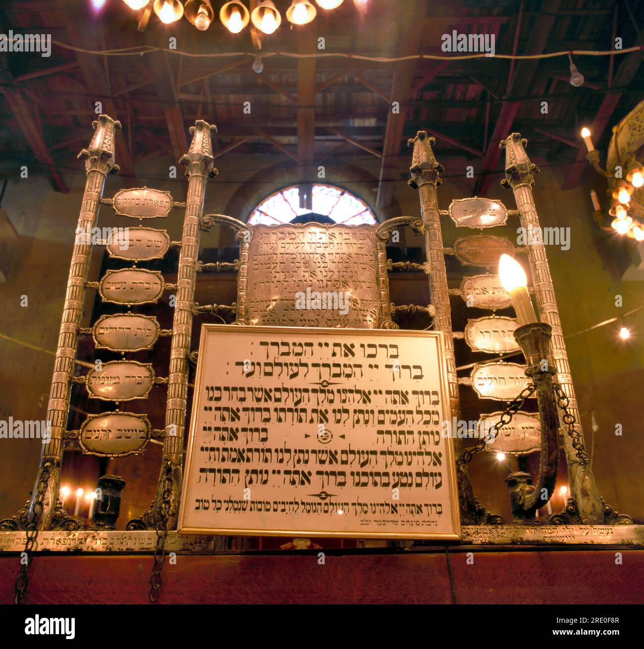 BUDAPEST, UNGHERIA-13 AGOSTO 2014: Interno luminoso e dorato della grande Sinagoga, Budapest, Ungheria. Foto Stock