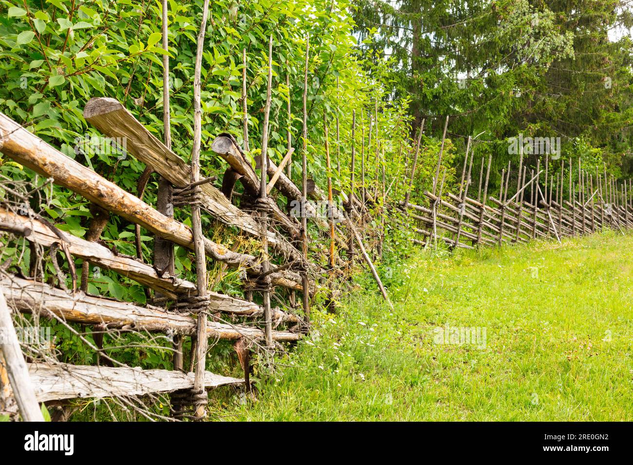 Recinzione, recinzione in stile finlandese/nordico o barriera animale. Foto Stock