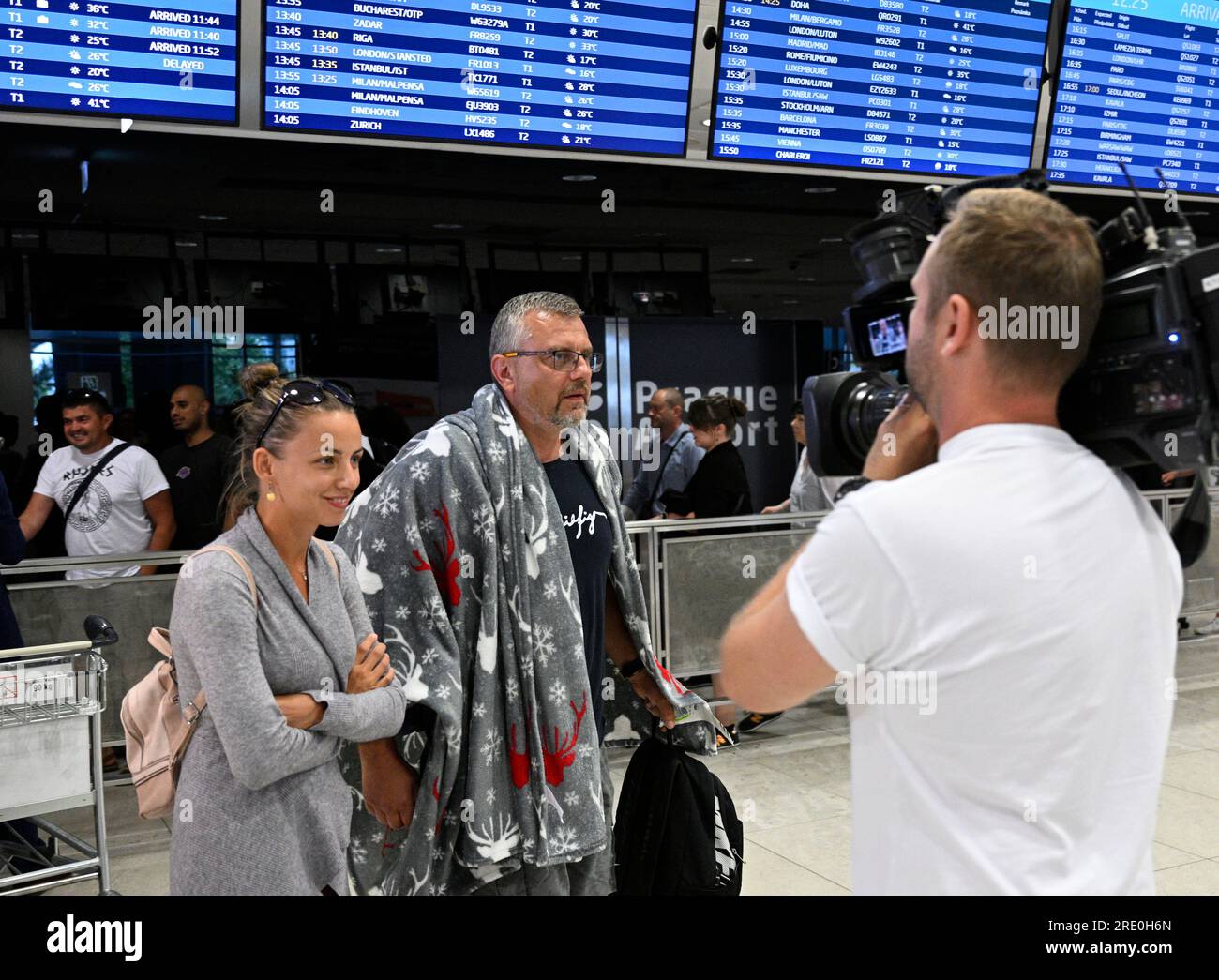 Praga, Repubblica Ceca. 24 luglio 2023. I turisti cechi ritornano con un volo di linea dall'isola greca di Rodi a causa di incendi devastanti all'aeroporto Vaclav Havel di Praga, Repubblica Ceca, 24 luglio 2023. Crediti: Michal Krumphanzl/CTK Photo/Alamy Live News Foto Stock