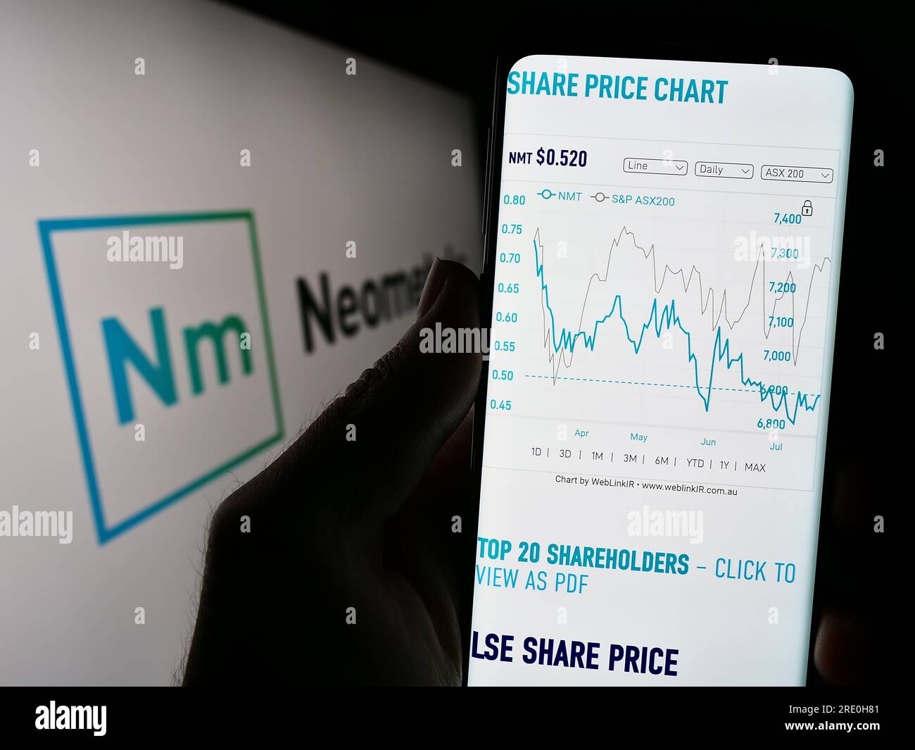 Persona che possiede un telefono cellulare con pagina Web dell'azienda australiana di batterie Neometals Ltd. Sullo schermo con logo. Concentrarsi sul centro del display del telefono. Foto Stock