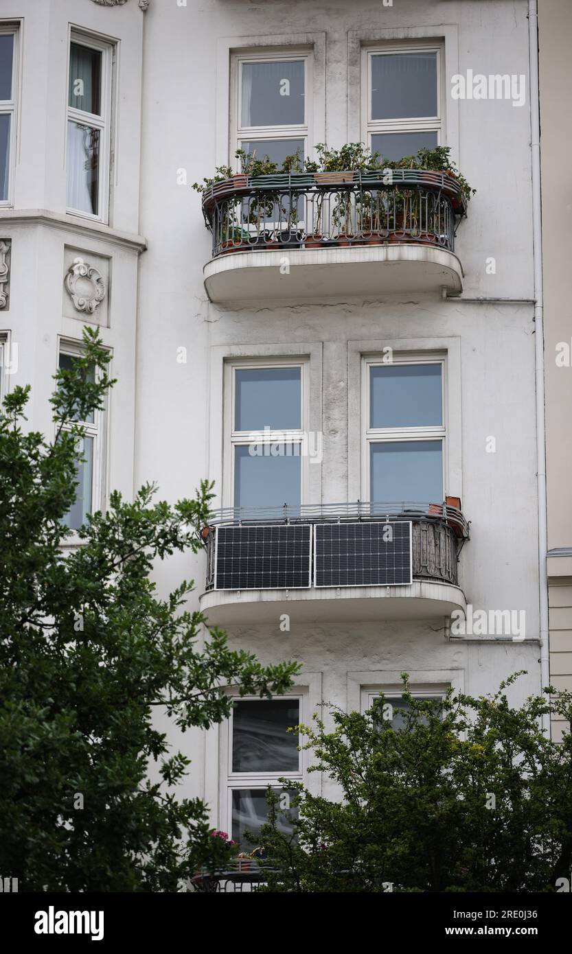 Amburgo, Germania. 24 luglio 2023. Due pannelli solari sono attaccati al parapetto del balcone di un edificio di appartamenti. L'azienda municipale Stromnetz Hamburg vuole approvare più rapidamente gli impianti fotovoltaici. Credito: Christian Charisius/dpa/Alamy Live News Foto Stock