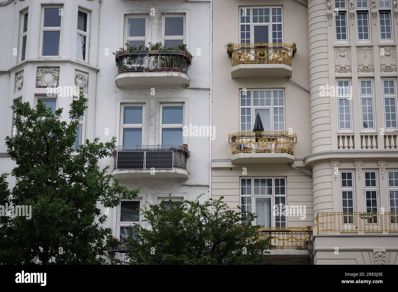 Amburgo, Germania. 24 luglio 2023. Due pannelli solari sono attaccati al parapetto del balcone di un edificio di appartamenti. L'azienda municipale Stromnetz Hamburg vuole approvare più rapidamente gli impianti fotovoltaici. Credito: Christian Charisius/dpa/Alamy Live News Foto Stock