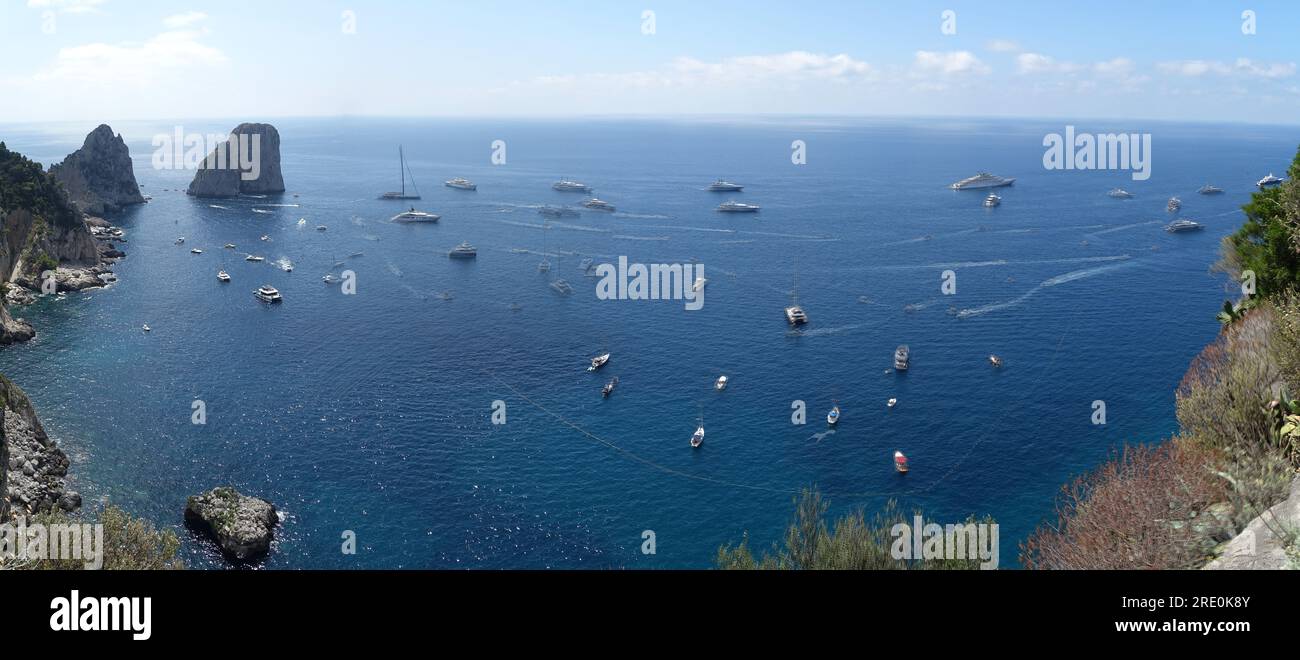Vista sul mare da Capri, isola al largo della Costiera Amalfitana famosa per lo shopping alla moda Foto Stock