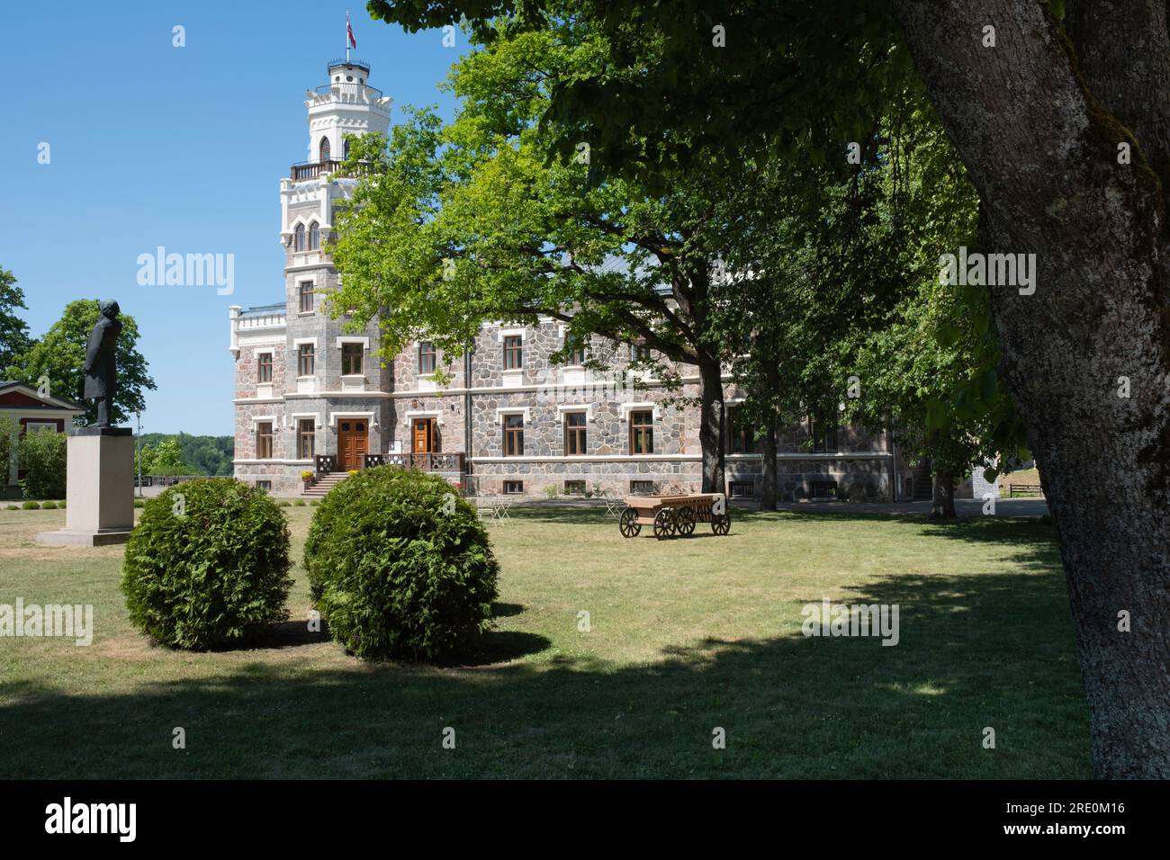 Il nuovo castello di Sigulda, costruito nel 1878 in stile neogotico come casa vivente per i proprietari del maniero. Statua di Ata Kronwald Foto Stock