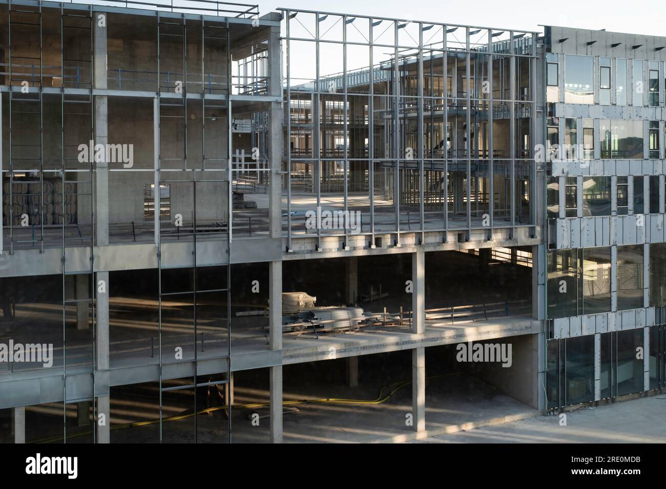 Cantiere. Insieme alle costruzioni metalliche, pali e pavimenti in cemento indicano già la forma dell'edificio da costruire Foto Stock