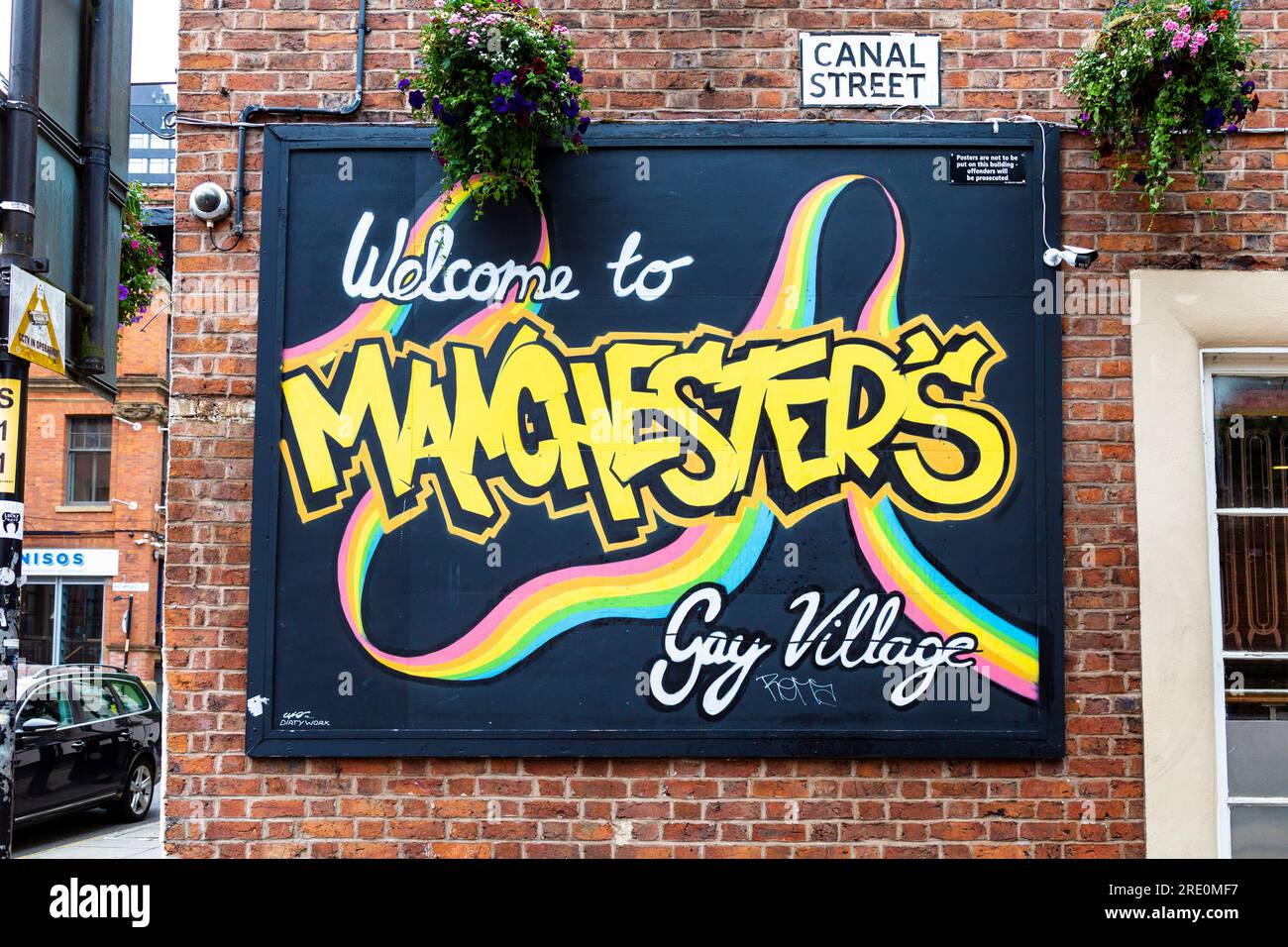 Cartello con graffiti per Manchester Gay Village su Canal Street, Manchester, Inghilterra Foto Stock