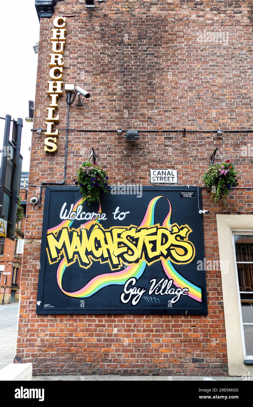 Cartello con graffiti per Manchester Gay Village su Canal Street, Manchester, Inghilterra Foto Stock