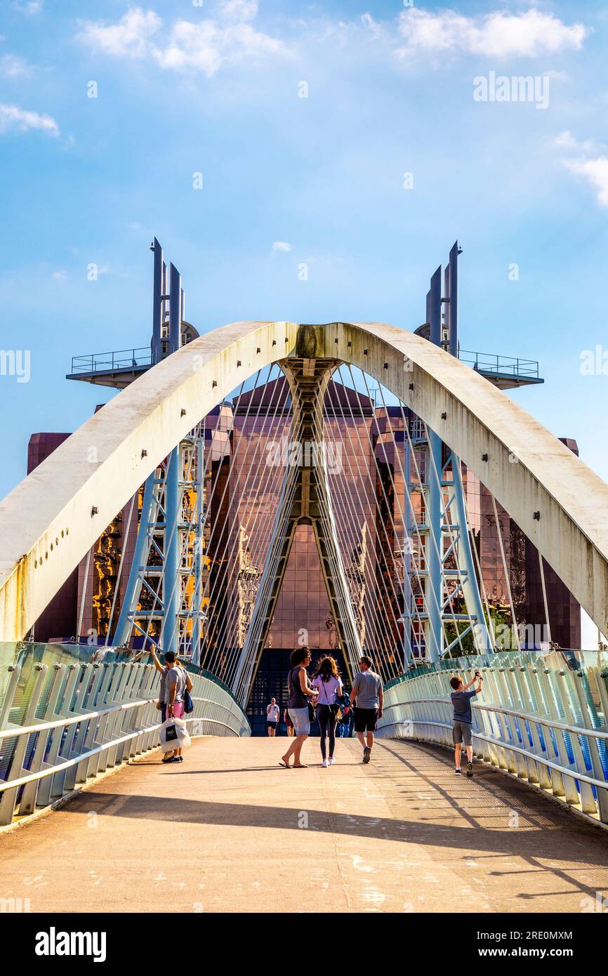 Salford Quays Bridge (Millennium Bridge) con Quay West Media City sullo sfondo, Manchester, Inghilterra Foto Stock