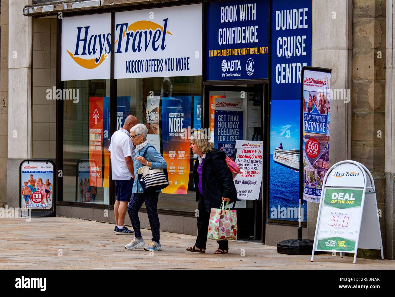 Dundee, Tayside, Scozia, Regno Unito. 24 luglio 2023. Tempo nel Regno Unito: Il tempo a Tayside, in Scozia, è luminoso e caldo con temperature che raggiungono i 20°C. Il lunedì delle festività locali, noto come Dundee Fortnight, vede i residenti locali fuori e fuori nel centro della città divertirsi mentre fanno shopping per le offerte estive di risparmio durante la crescente situazione di inflazione della Scozia. Crediti: Dundee Photographics/Alamy Live News Foto Stock