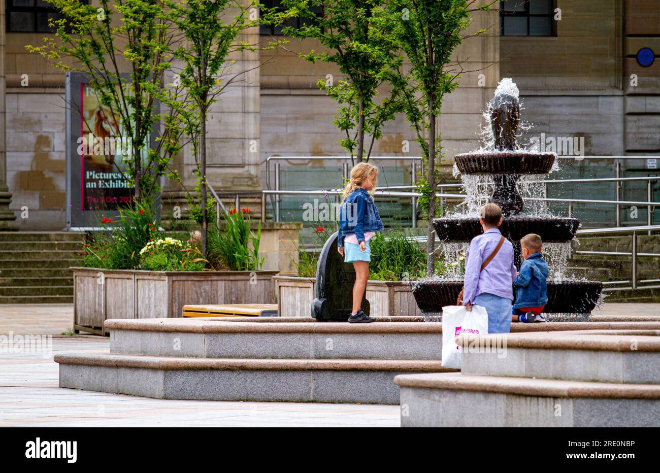 Dundee, Tayside, Scozia, Regno Unito. 24 luglio 2023. Tempo nel Regno Unito: Il tempo a Tayside, in Scozia, è luminoso e caldo con temperature che raggiungono i 20°C. Il lunedì delle festività locali, noto come Dundee Fortnight, vede i residenti locali fuori e fuori nel centro della città divertirsi mentre fanno shopping per le offerte estive di risparmio durante la crescente situazione di inflazione della Scozia. Crediti: Dundee Photographics/Alamy Live News Foto Stock