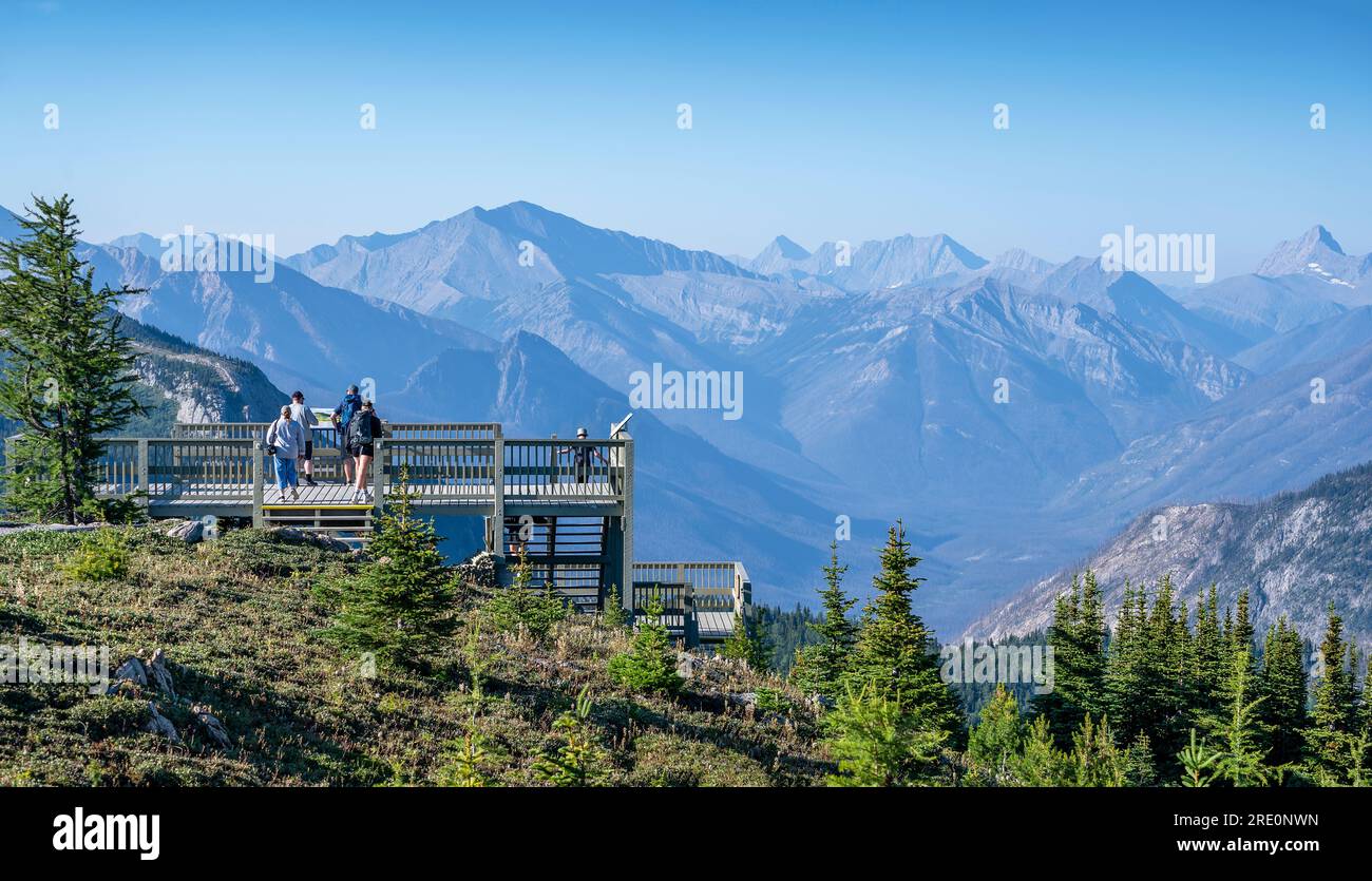 Mount Assiniboine Provincial Park, British Columbia, Canada – 20 luglio 2023: La gente si trova su una terrazza panoramica a Sunshine Meadows Foto Stock