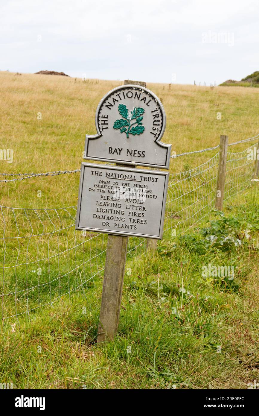 Un cartello fiduciario nazionale a Bay Ness, in una parte della Cleveland Way vicino alla Robin Hood's Bay Foto Stock