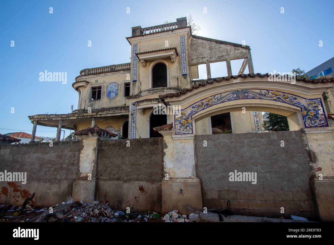 Rovine dell'abbandonata Vila Algarve costruita nel 1934, ex quartier generale segreto della polizia coloniale portoghese a Lourenque Marques, ora città di Maputo Foto Stock