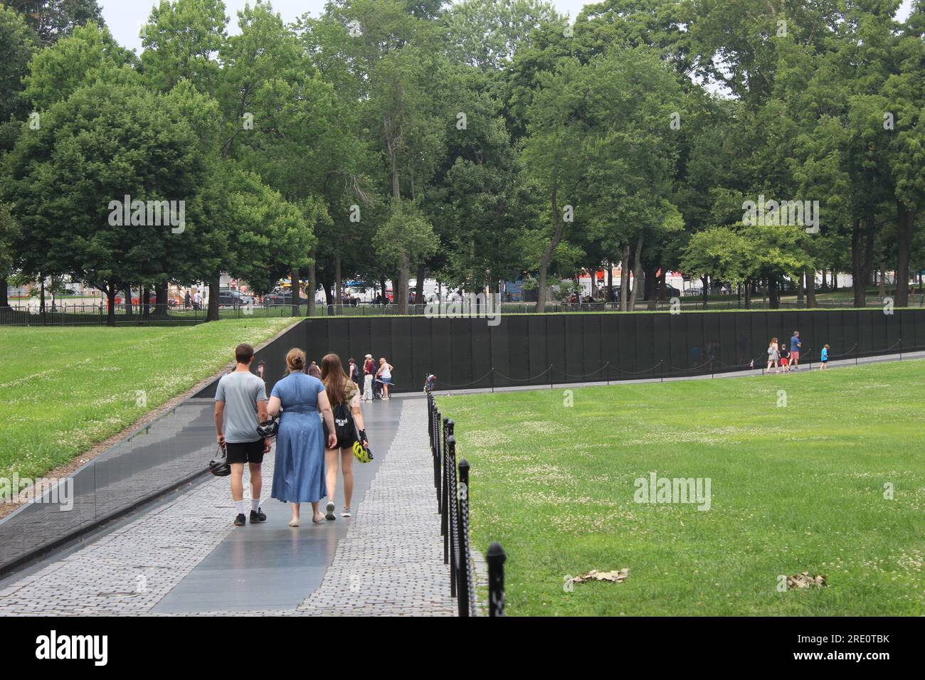 Una foto dei turisti che visitano il Vietnam War Memorial a Washington, DC. Foto Stock