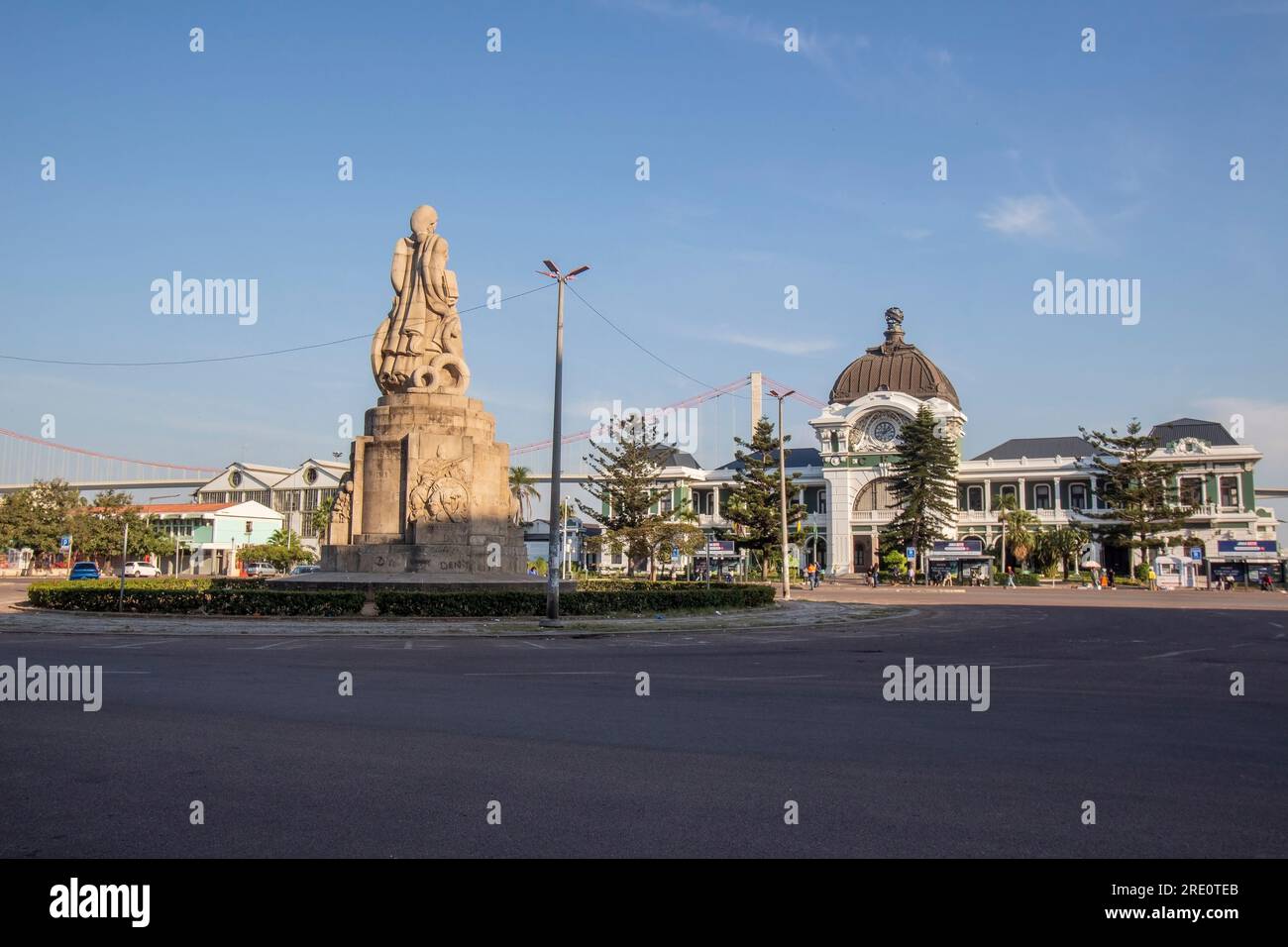 La piazza dei lavoratori che contiene il Monumento ai morti della prima guerra mondiale e la stazione ferroviaria di Maputo Foto Stock