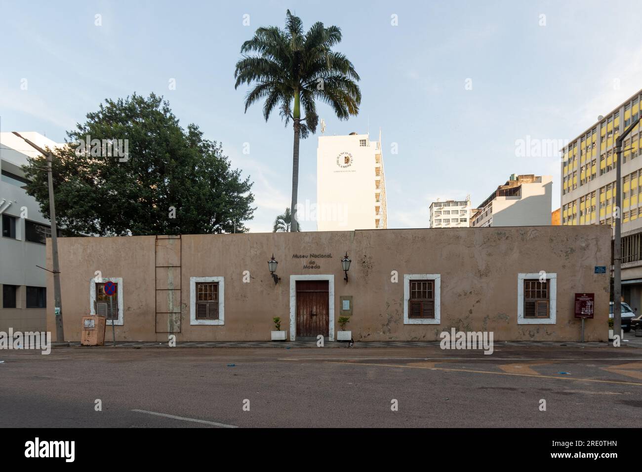 Casa gialla, ricostruita nel 1860, considerata la più antica casa maniacale della città di Maputo, ospita attualmente il National Money Museum Foto Stock