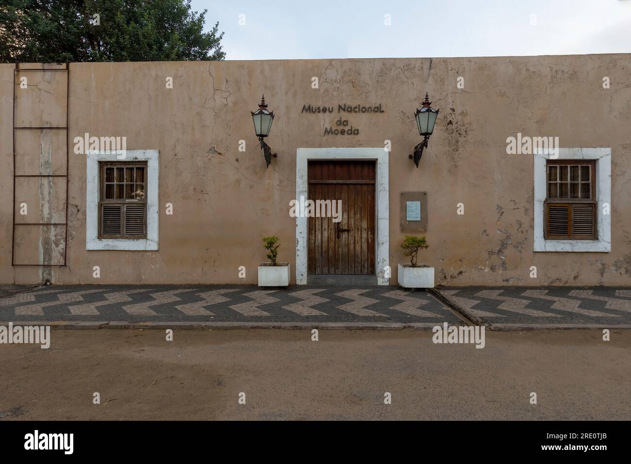 Casa gialla, ricostruita nel 1860, considerata la più antica casa maniacale della città di Maputo, ospita attualmente il National Money Museum Foto Stock