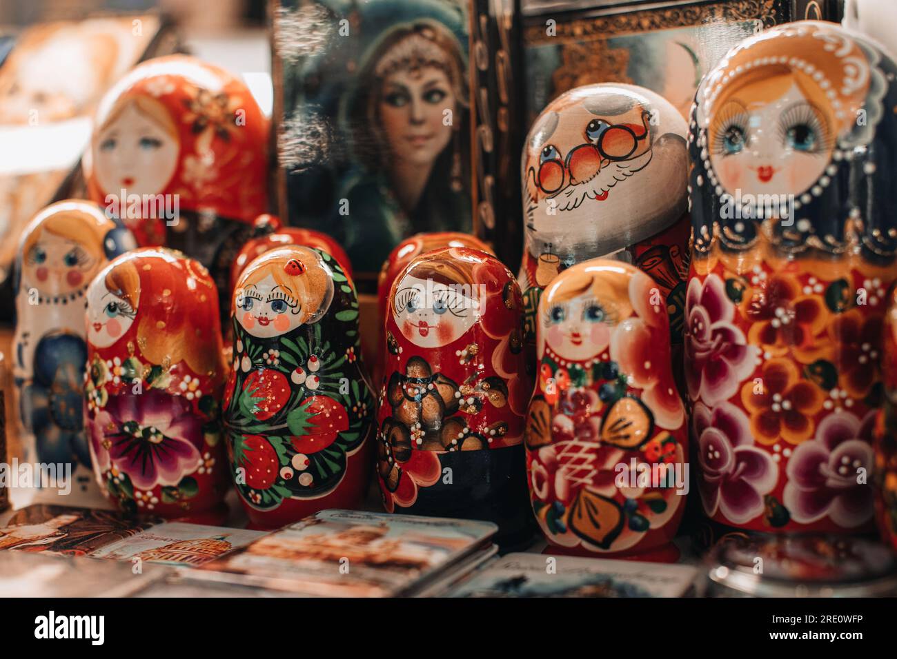Matryoshka, famosa bambola in legno russa dipinta a mano. Volti da cartoni animati femminili con rossetto rosso e guance rosate. Souvenir tradizionale Foto Stock