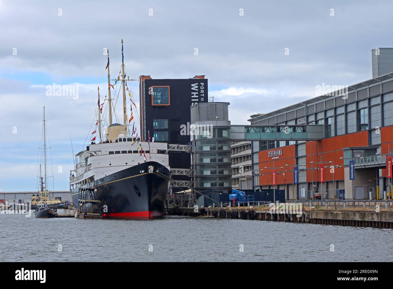 Royal Yacht Britannia, attrazione turistica, ormeggiata presso Ocean Terminal, moli Leith, Edimburgo, Lothian, Scozia, REGNO UNITO, EH6 6JJ Foto Stock