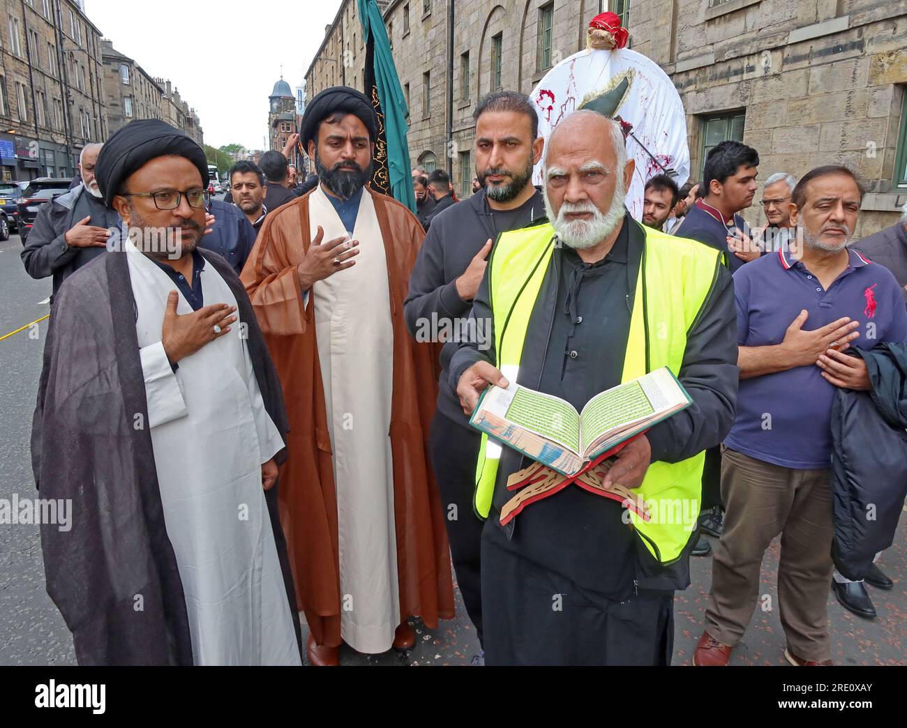 Scottish Shia Muslim, Imam Hussain Peace Walk, Reading Quran Through 36 Great Jct Street, Leith, Edimburgo, Scozia, Regno Unito, EH6 5LA Foto Stock