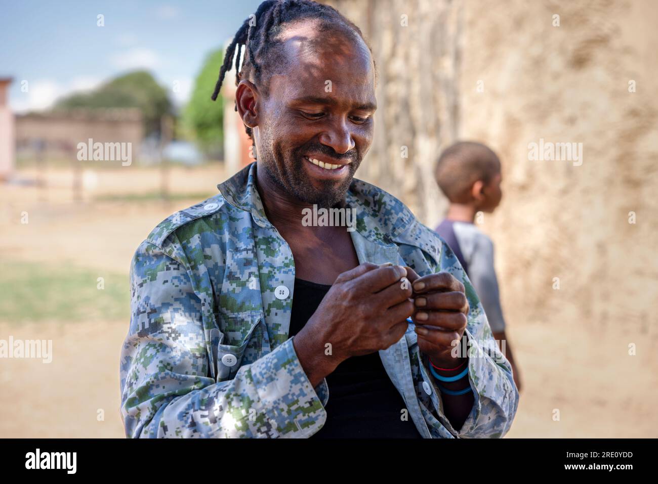 ritratto di un rasta africano con dreadlocks nel villaggio, Foto Stock