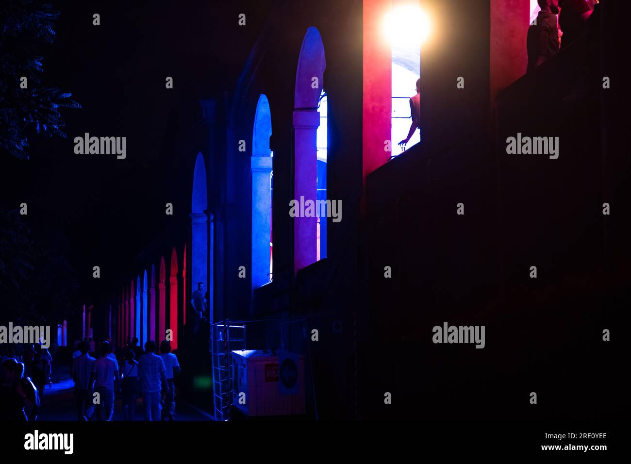 Bologna, Italia - 23 giugno 2023: Passeggia di notte sotto i portici che conducono al santuario di San Luca illuminato per la prima edizione del Bo Foto Stock