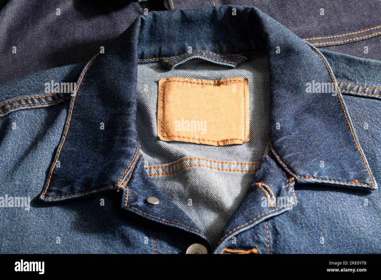 Primo piano del colletto spread con giacca in denim Foto Stock