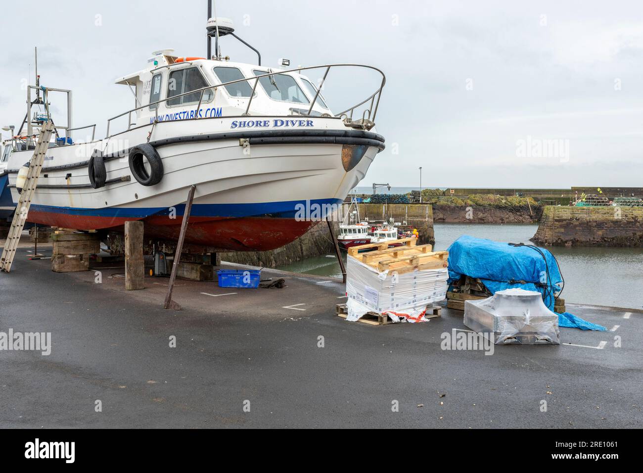 A marzo, la nave "Shore Diver" è uscita dall'acqua per la manutenzione di St Abbs Foto Stock