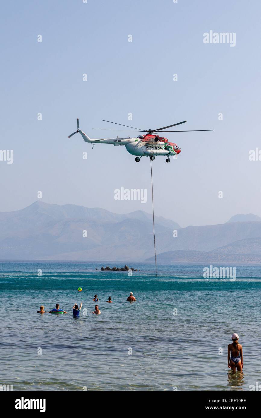 Corfù, Grecia. 24 luglio 2023. Incendi selvaggi a Corfù, Grecia Un elicottero raccoglie l'acqua dalla spiaggia di Agios Spiridon a Corfù prima di gettarla nei vicini incendi 24.07.23 crediti: Roy Riley/Alamy Live News Foto Stock