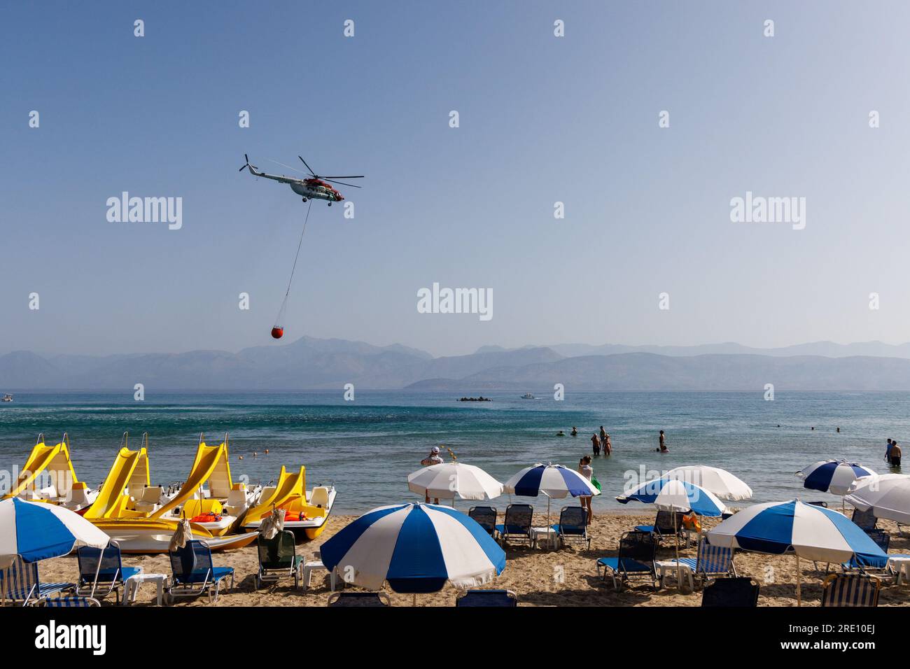 Corfù, Grecia. 24 luglio 2023. Incendi selvaggi a Corfù, Grecia Un elicottero raccoglie l'acqua dalla spiaggia di Agios Spiridon a Corfù prima di gettarla nei vicini incendi 24.07.23 crediti: Roy Riley/Alamy Live News Foto Stock