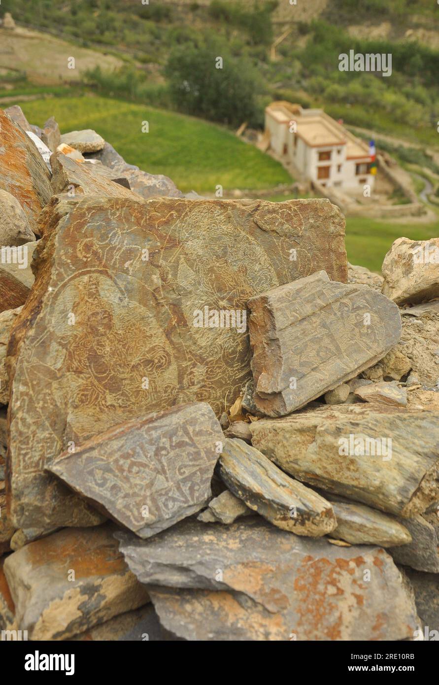 Mantra buddista e statua scolpita su pietre a Ladakh, INDIA Foto Stock