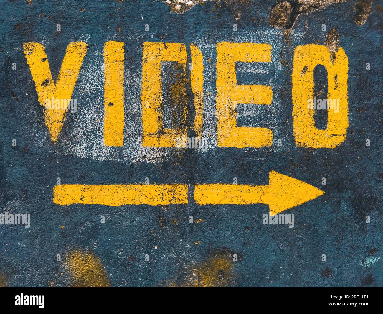 Testo video con freccia di direzione rivolta verso destra, segno astratto Foto Stock