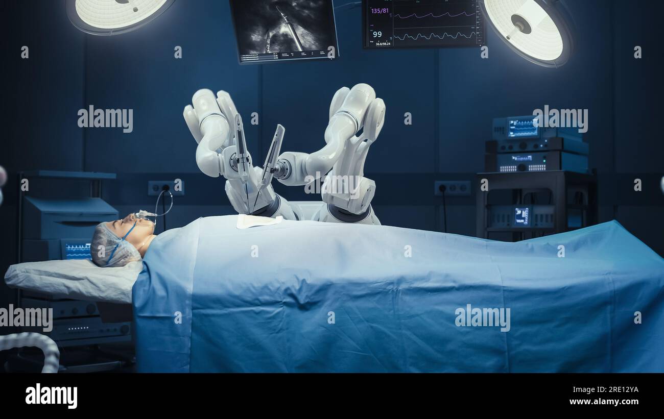 Ospedale moderno: Paziente chirurgico che si trova sul tavolo chirurgico mentre le braccia del robot eseguono la nanochirurgia ad alta precisione. Robotica automatizzata e programmabile Foto Stock