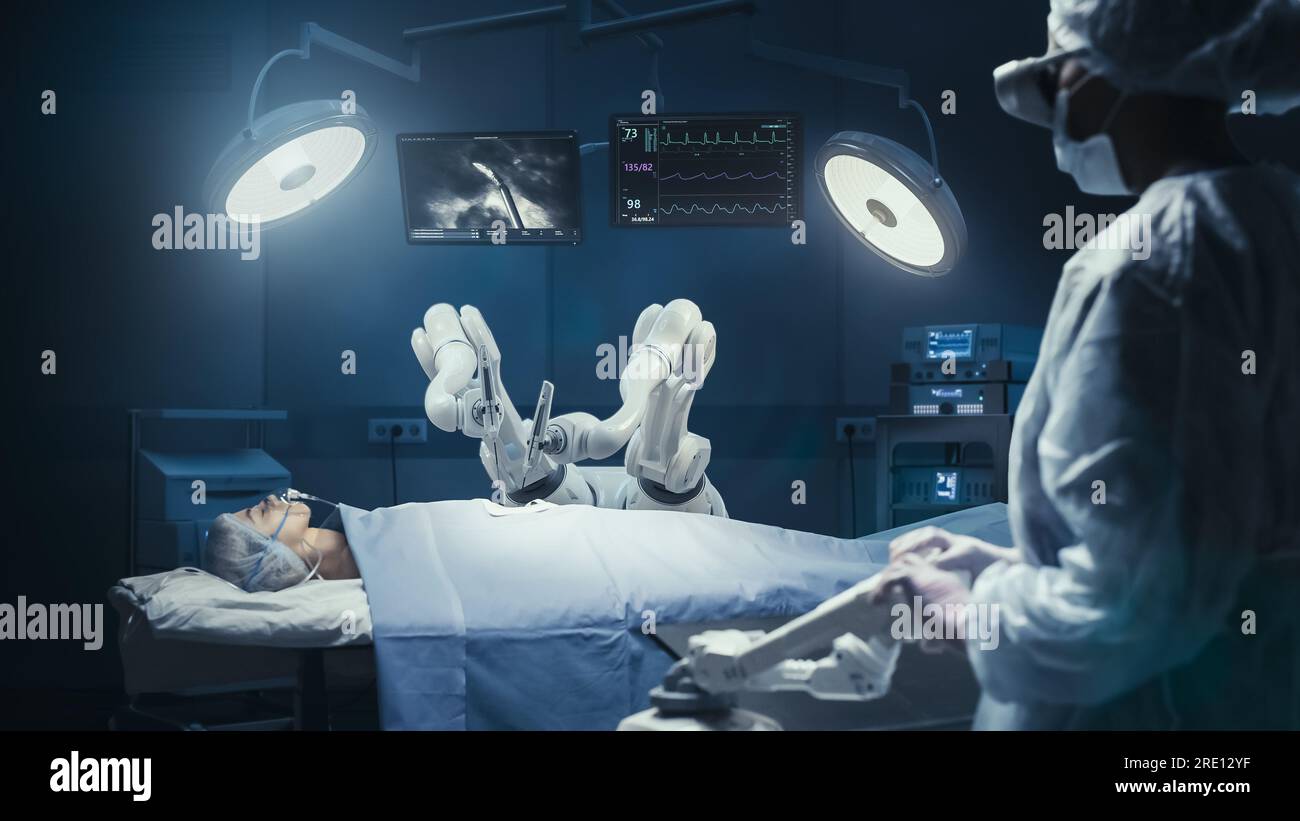 Due chirurghi che osservano i bracci robotici automatici programmabili ad alta precisione che utilizzano il paziente in ospedale ad alta tecnologia. Arti robotici che eseguono interventi chirurgici Foto Stock
