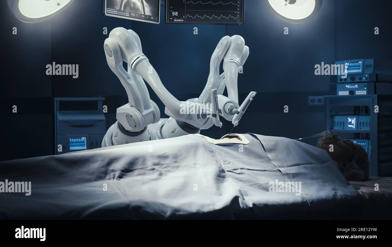 Ospedale moderno: Paziente chirurgico che si trova sul tavolo chirurgico mentre le braccia del robot eseguono la nanochirurgia ad alta precisione. Robotica automatizzata e programmabile Foto Stock