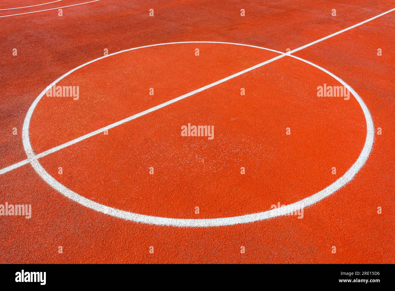 Sfondo astratto minimalista di un campo da basket all'aperto con tartan arancione e linee bianche. Messa a fuoco selettiva. Foto Stock