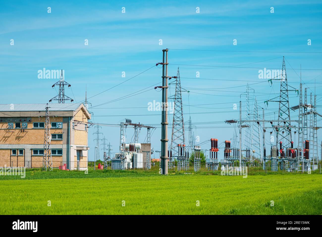 Sottostazione elettrica nei sobborghi della città il giorno di primavera soleggiato Foto Stock