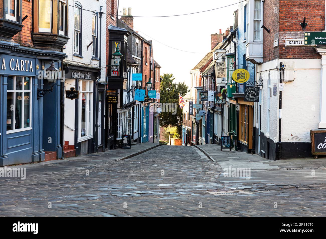 In cima alla ripida collina, Lincoln, Inghilterra, questa è la famosa collina ripida e Castle Square a Lincoln City, Regno Unito, Inghilterra. Sali su di lei Foto Stock