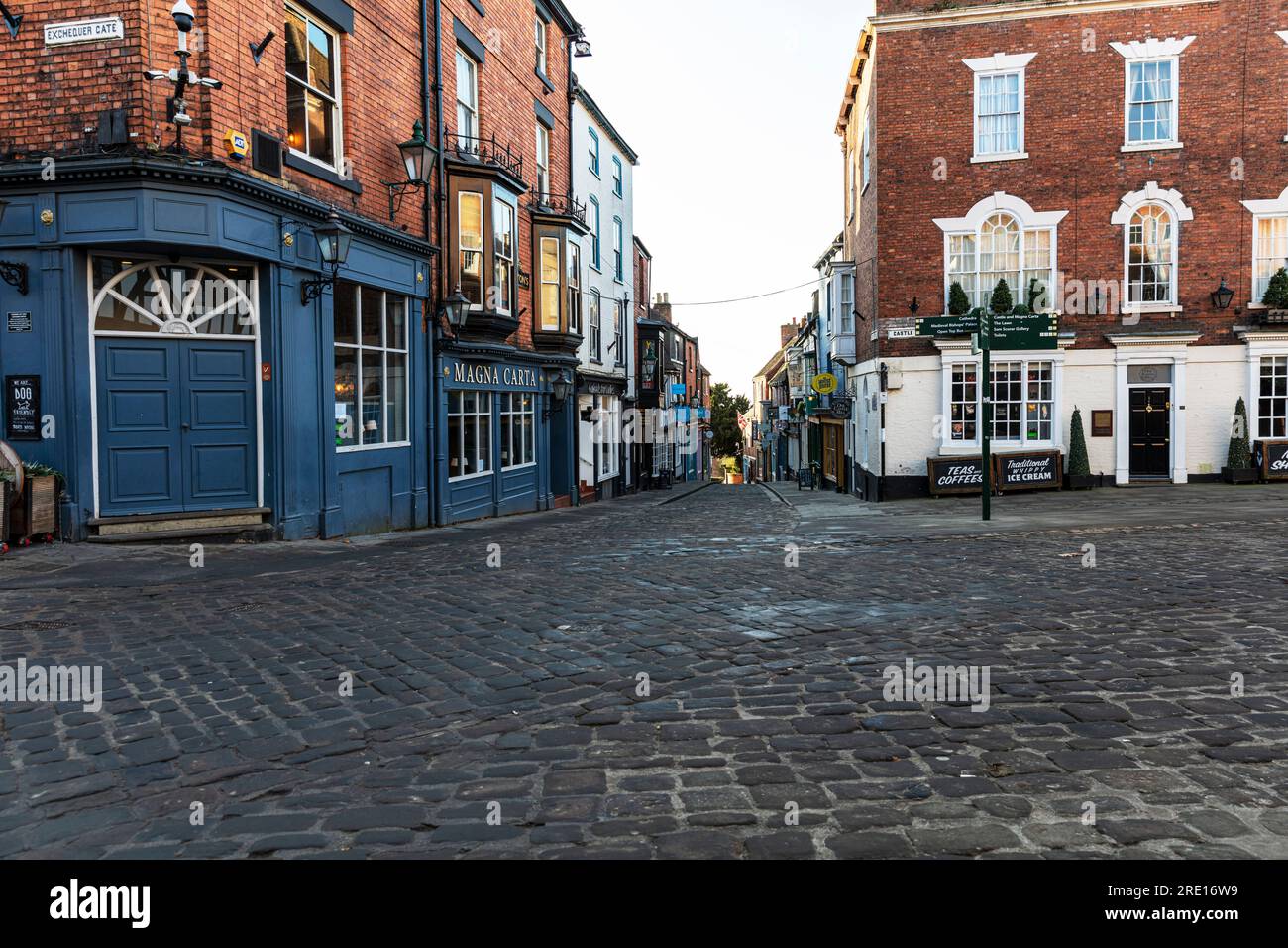 In cima alla ripida collina, Lincoln, Inghilterra, questa è la famosa collina ripida e Castle Square a Lincoln City, Regno Unito, Inghilterra. Sali su di lei Foto Stock
