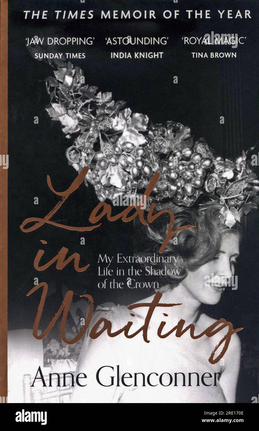 Copertina del libro. Lady in Waiting: My Extraordinary Life in the Shadow of Thr Crown di Anne Glenconner. Foto Stock