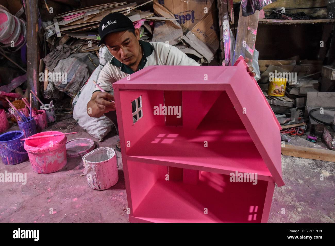 Bandung, Giava Occidentale, Indonesia. 24 luglio 2023. I Crafters realizzano la produzione di casa di barbie nel laboratorio Krisna Shop. Le case per bambole Barbie sono vendute a prezzi che vanno da 200.000 IDR a 550.000 IDR a seconda del livello di difficoltà di commercializzazione sul mercato interno e all'estero. Crediti: Dimas Rachmatsyah/Alamy Live News Foto Stock